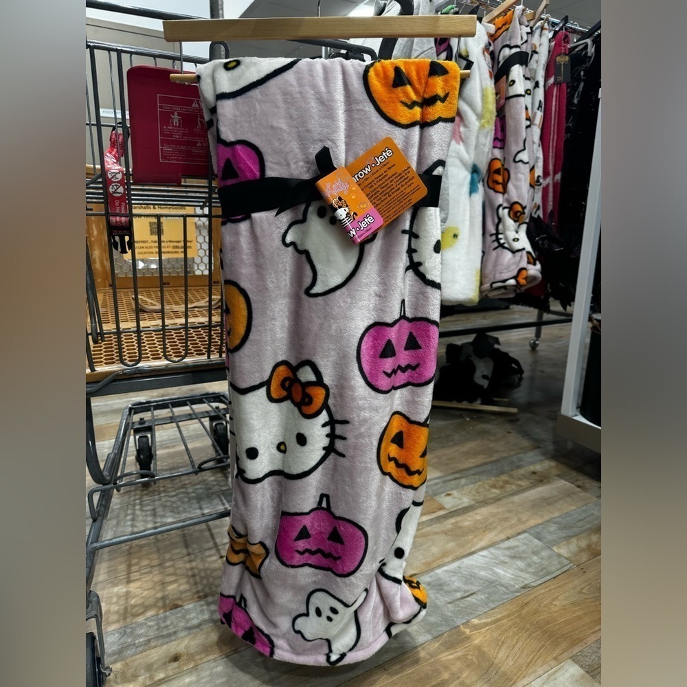 Hello Kitty Halloween Pink Ghost & Pumpkin Blanket - Picture 4 of 4